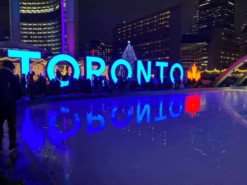 downtown-toronto-walking-tour-experience-english-spanish