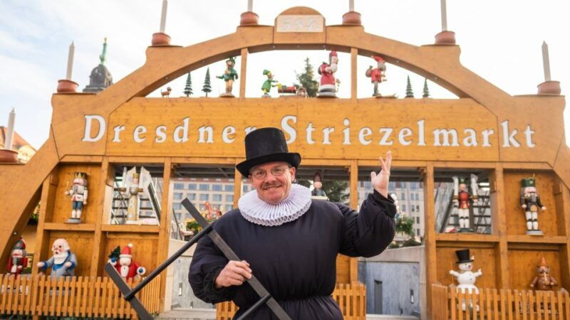 dresden-christmas-sightseeing-tour-with-a-pflaumentoffel