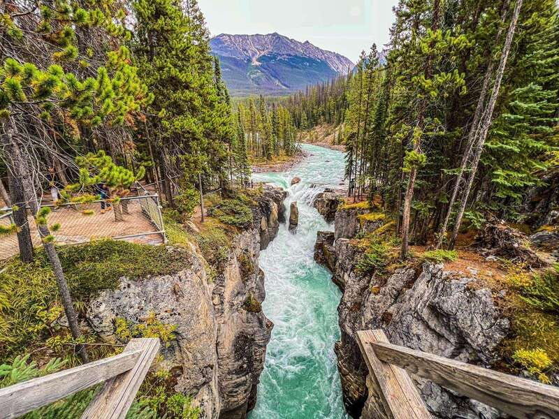 emerald-lake-moraine-louise-johnston-canyon-banff-town