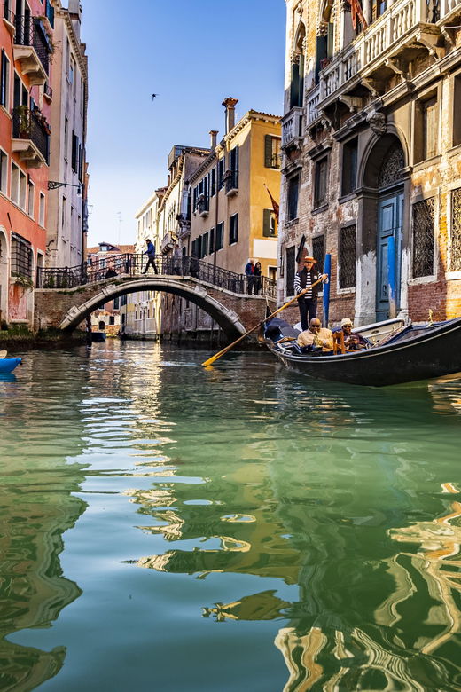 family-kayaking-tour-discovering-venice-2