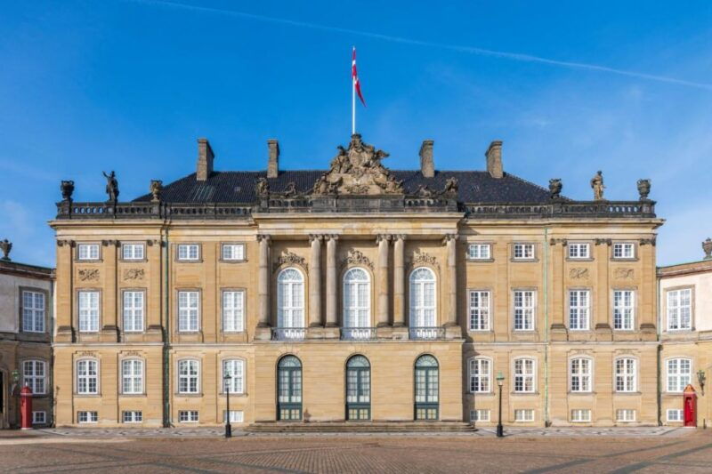 fast-track-amalienborg-palace-museum-copenhagen-private-tour