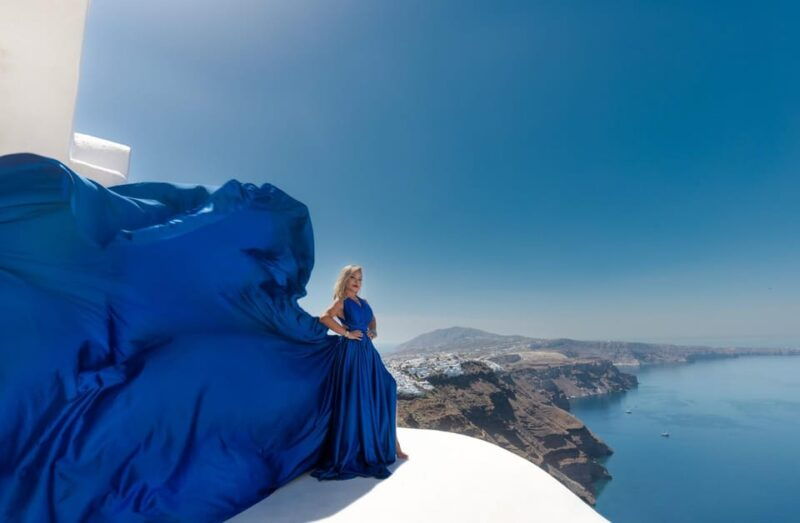 flying-dress-photoshoot-in-santorini-with-hotel-pickup