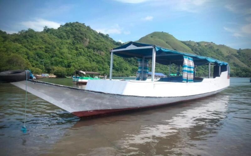 flying-fox-sunset-cruise-private-boat-charter-labuan-bajo