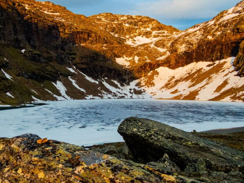 from-abisko-karkevagge-valley-trollsjon-lake-guided-tour