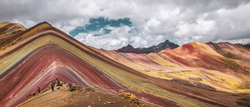 full-day-excursion-to-the-rainbown-mountain-on-horses-2