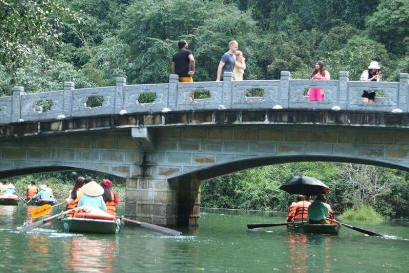 group-tour-hoa-lu-trang-an-boat-trip-mua-cave
