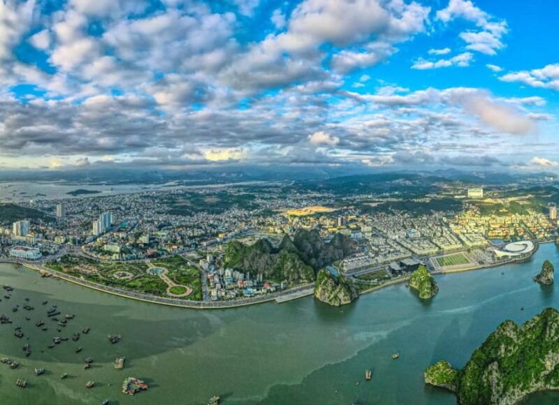 halong-city-voyage-on-a-luxury-yacht-for-4-hours-from-halong