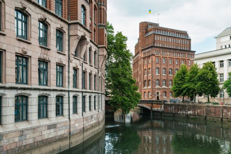 hamburg-hop-on-hop-off-bus-with-alster-or-harbor-cruise