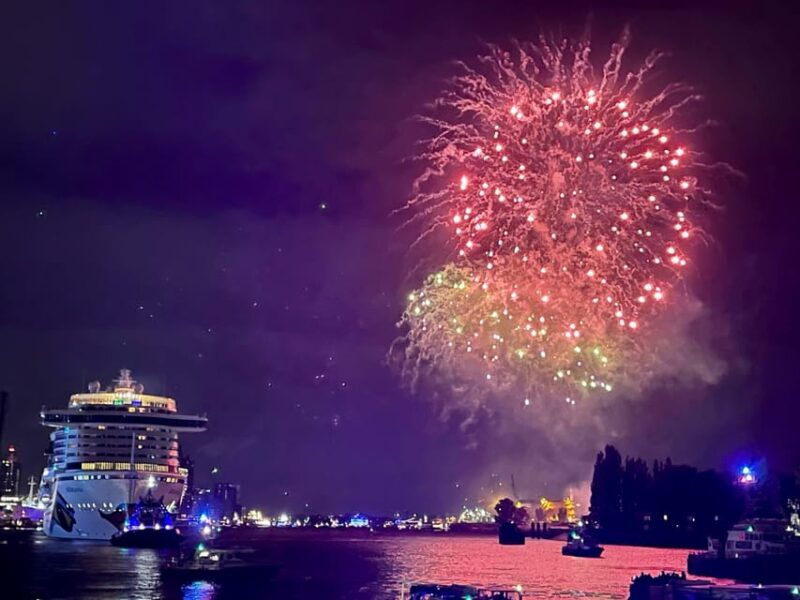 hamburg-new-years-eve-harbour-cruise