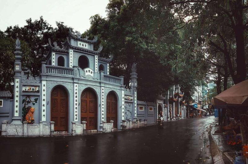 hanoi-full-day-city-highlights-tour-with-hoa-lo-prison