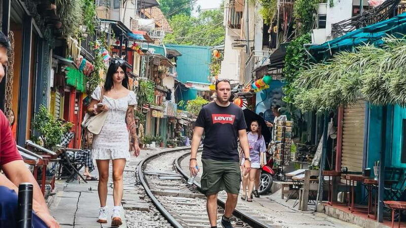 hanoi-guided-food-tour-with-train-street-visit