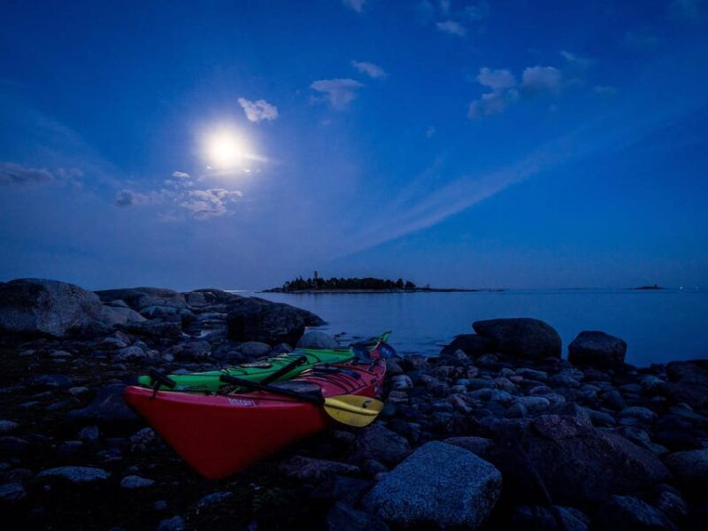 helsinki-midnight-sun-kayaking-tour-with-campfire
