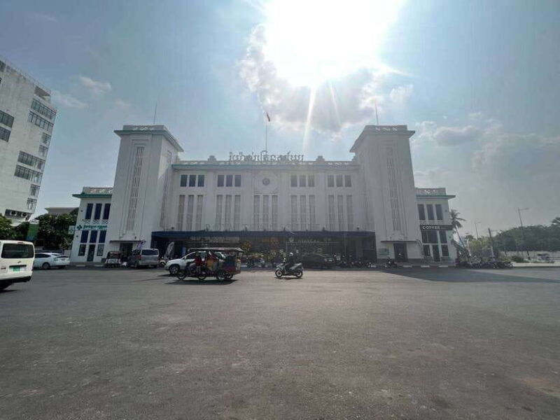 heritage-tour-of-phnom-penh-in-electric-bus