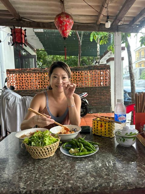 hoi-an-evening-street-walking-food-tour