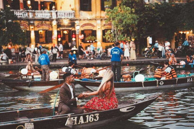 hoi-an-sunset-boat-proposal-couple-photoshoot-tour