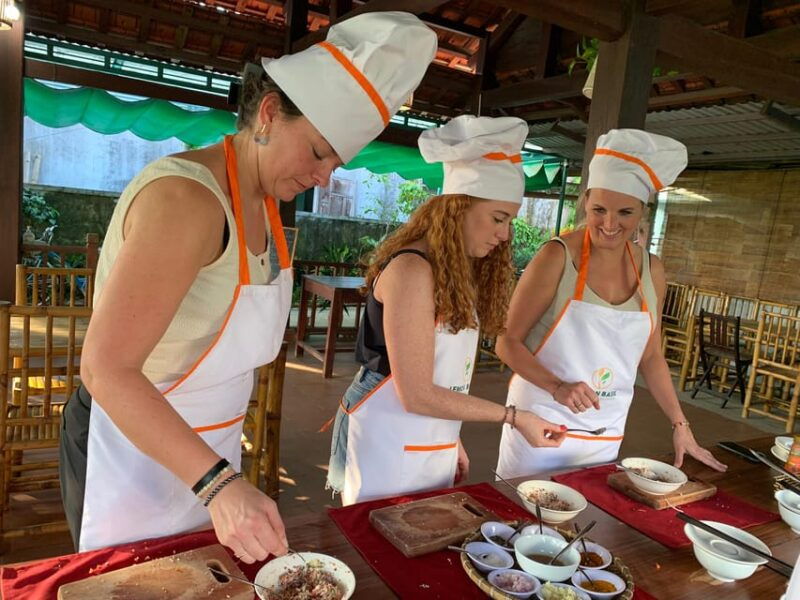 hoi-an-vegan-cooking-class-market-coconut-basket-boat