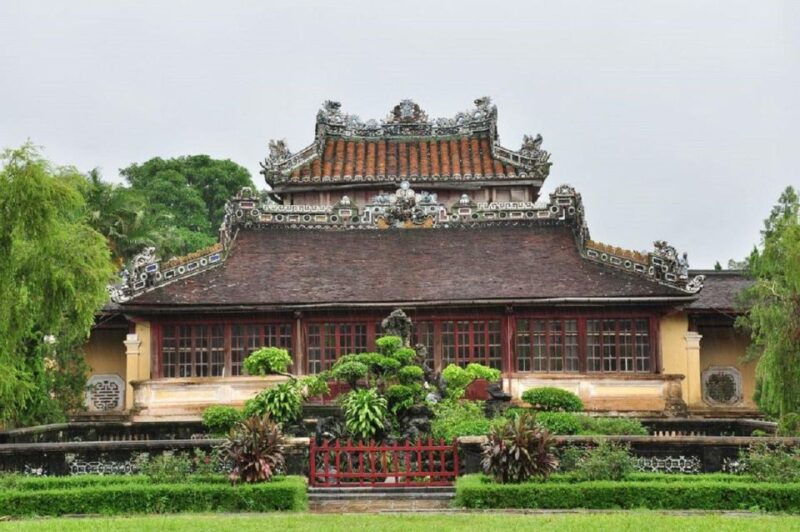 hue-car-rental-with-driver-for-sightseeing-city-day-trip