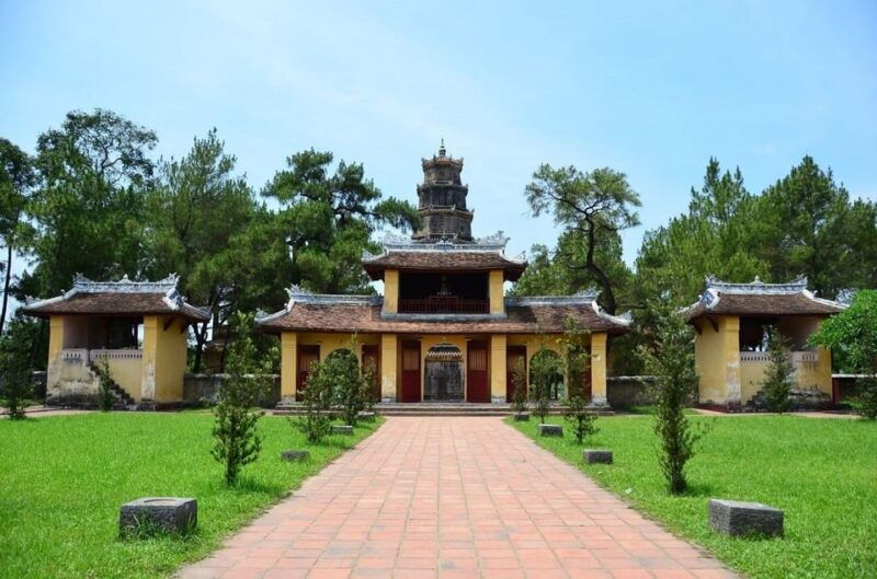 hue-royal-tombs-thien-mu-pagoda-dragon-boat-private-tour