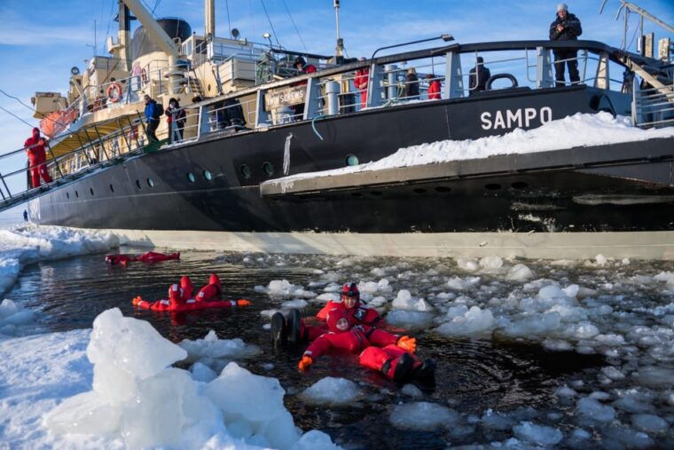 icebreaker-sampo-cruise-ice-floating-from-rovaniemi