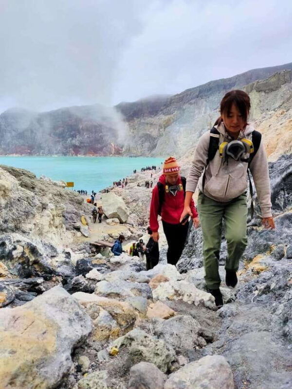ijen-crater-blue-flame-sunrise-and-sulfur-miners-trek