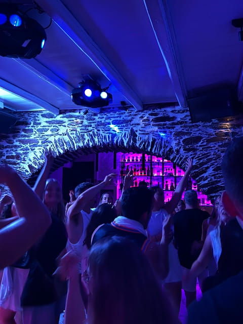 ios-island-bar-crawl-guided-walking-tour-with-glow-gear