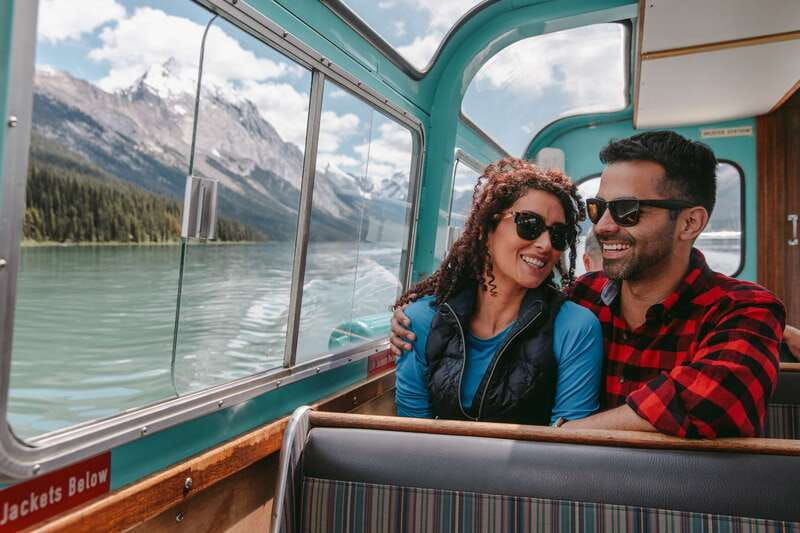 jasper-national-park-maligne-lake-cruise-with-guide