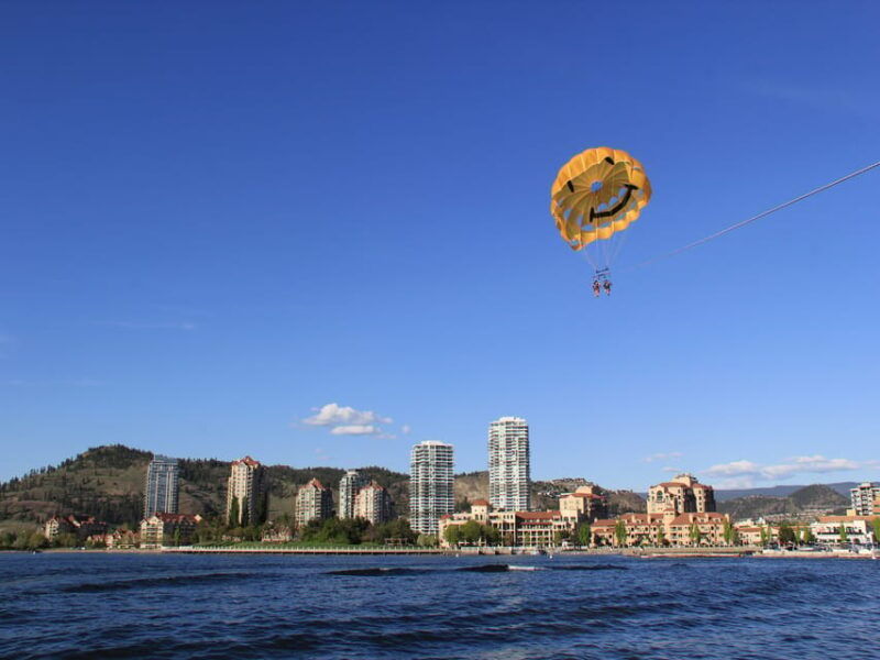 kelowna-okanagan-lake-parasailing