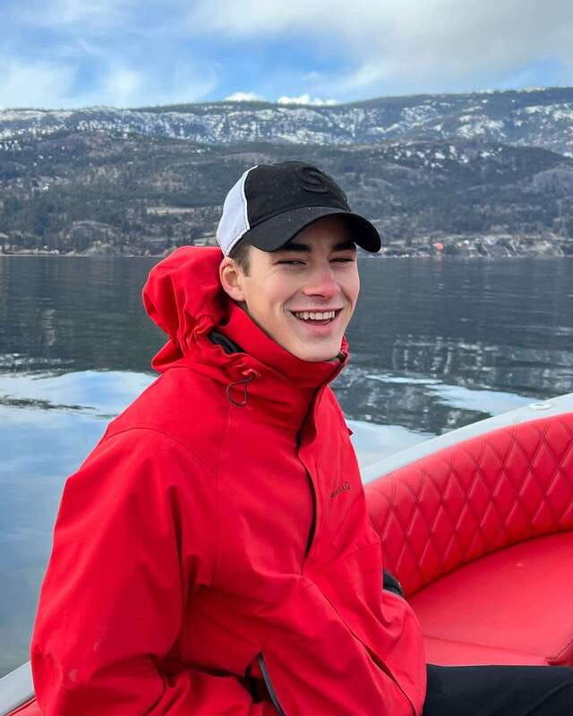 kelowna-private-electric-boat-tour-with-bluetooth-speaker