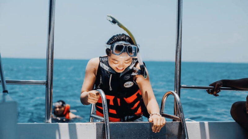 kota-kinabalu-snorkeling-at-ara-dinawan-private-island