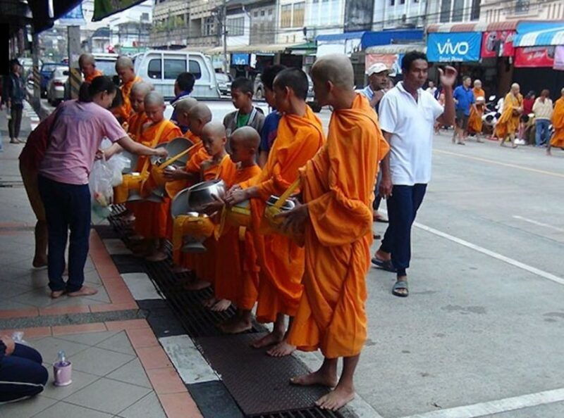 krabi-highlights-walking-tour-with-buddhist-alms-ceremony