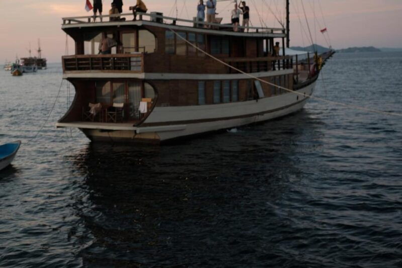 labuan-bajo-3-day-2-night-tour-with-komodo-and-pink-beach