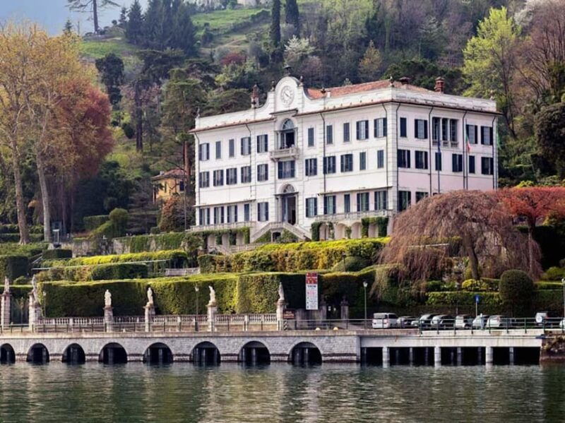 lake-como-boat-ride-with-an-elegant-black-boat
