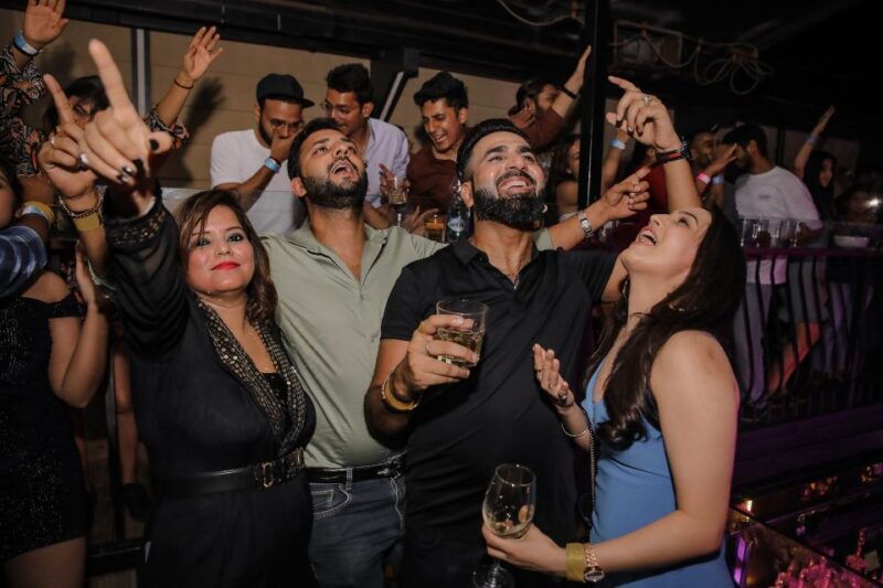 las-vegas-club-crawl-by-party-bus-w-free-drinks