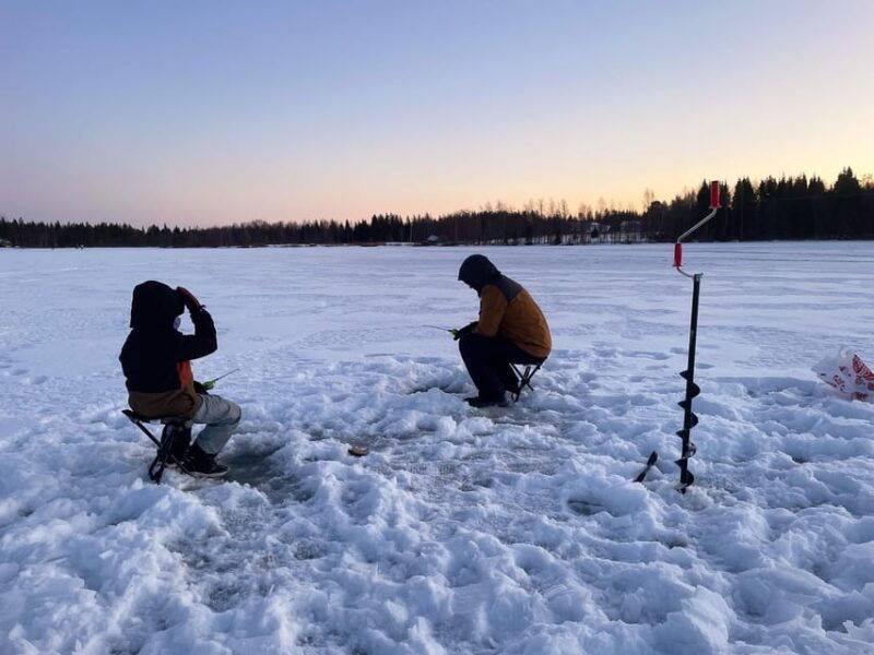 levi-ice-fishing-trip-in-a-small-group