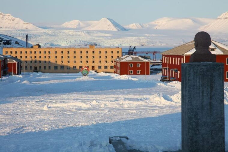 longyearbyen-3-day-snowmobile-tour-to-pyramiden