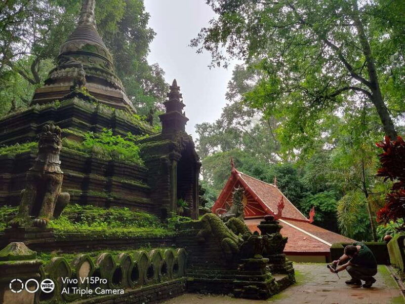 monk-trails-hike-wat-phalat-monk-chanting-wat-doi-suthep