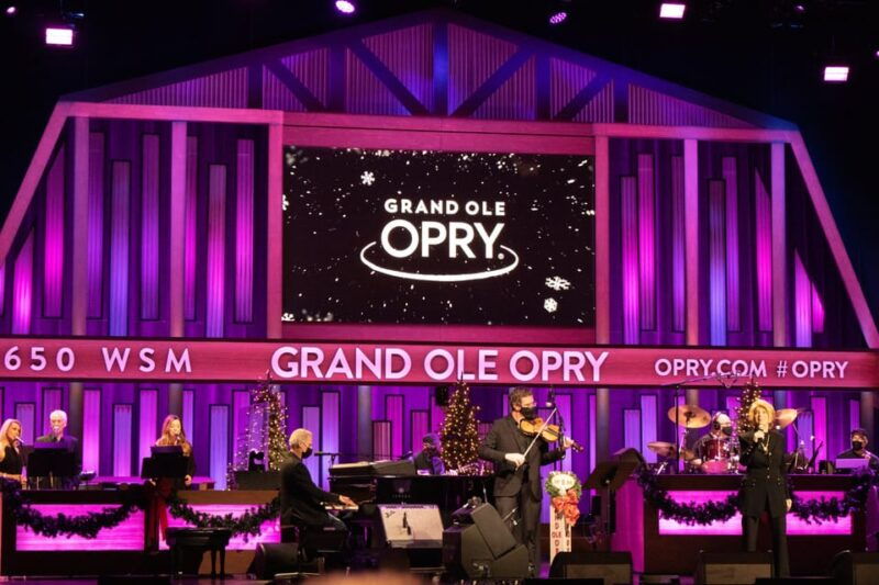 nashville-country-christmas-music-show-at-the-opry-house