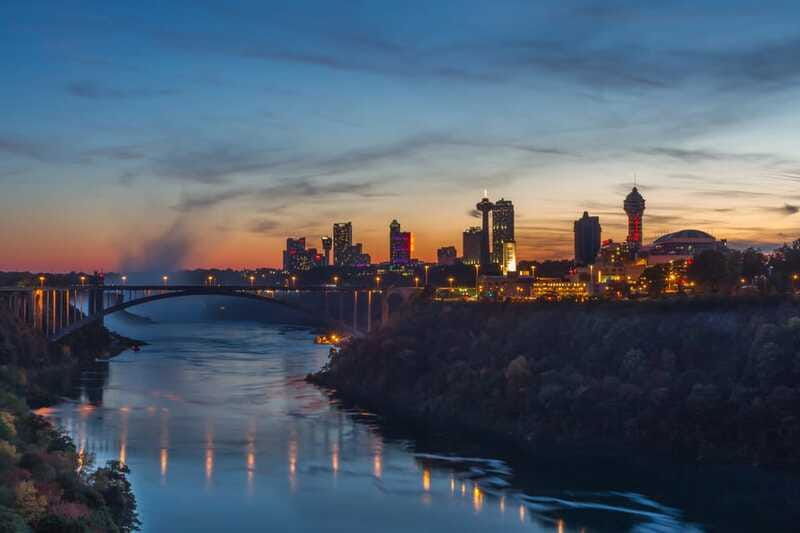 niagara-falls-guided-falls-tour-with-dinner-and-fireworks-2