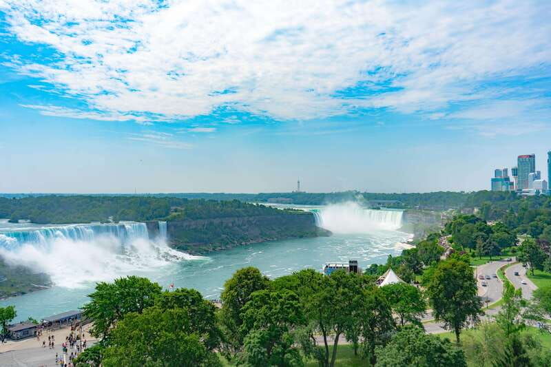 niagara-falls-tour-with-skip-the-line-cruise-wine-tasting-3