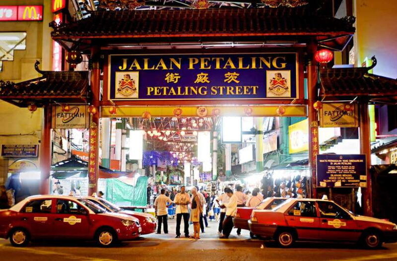 night-tour-of-petronas-twin-towers-kuala-lumpur