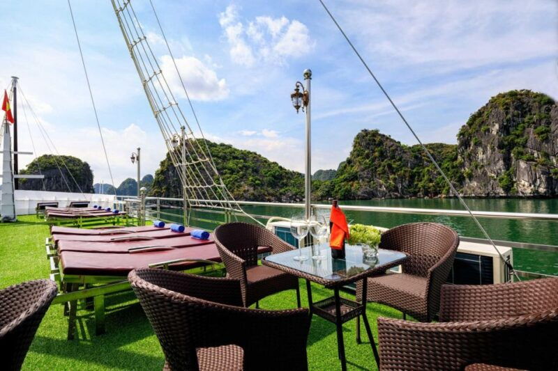 ninh-binh-lan-ha-bay-cozy-cruises-bike-tour-kayak-meals