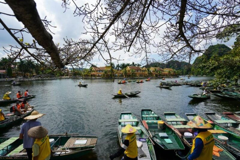 ninh-binh-trip-visit-hoa-lu-capital-tam-coc-biking-mua-cave