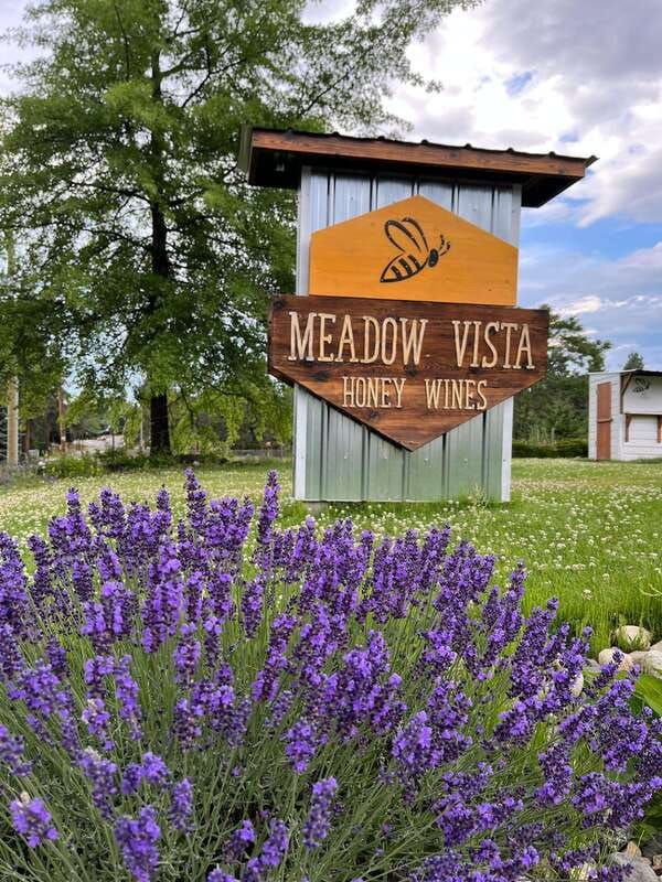 okanagan-bee-tour-wine-tasting-and-lunch-at-kelowna-winery