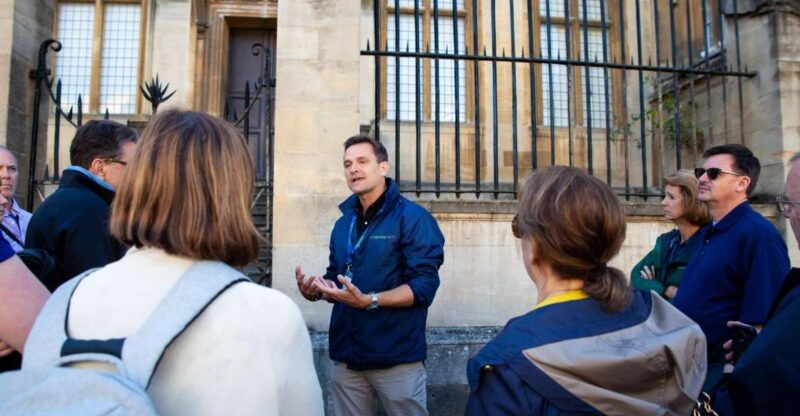 oxford-private-walking-tour-with-university-alumni-guide