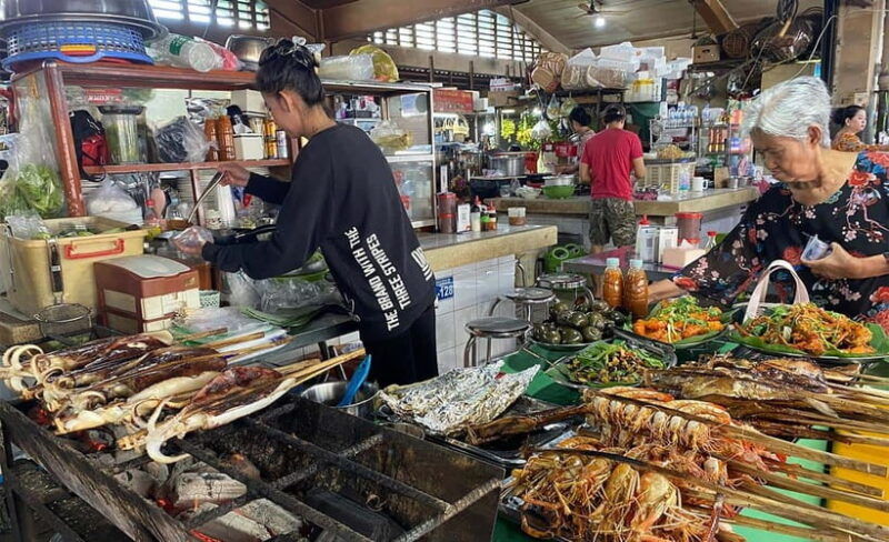 phnom-penh-morning-foodie-market-tour-by-vespa