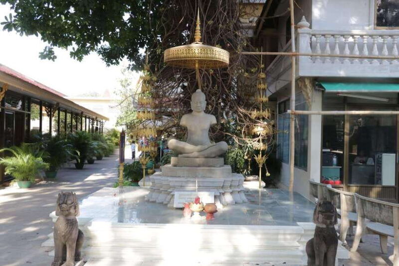 phnom-penh-tour-with-english-tuk-tuk-driver