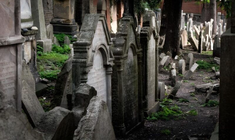 prague-guided-tour-inside-the-jewish-cemetery-synagogues