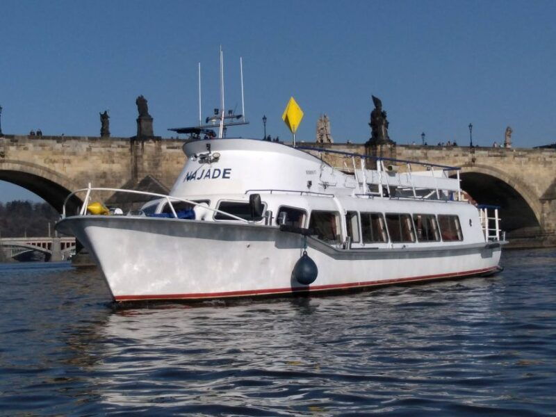 prague-vltava-river-private-boat-party-with-drinks