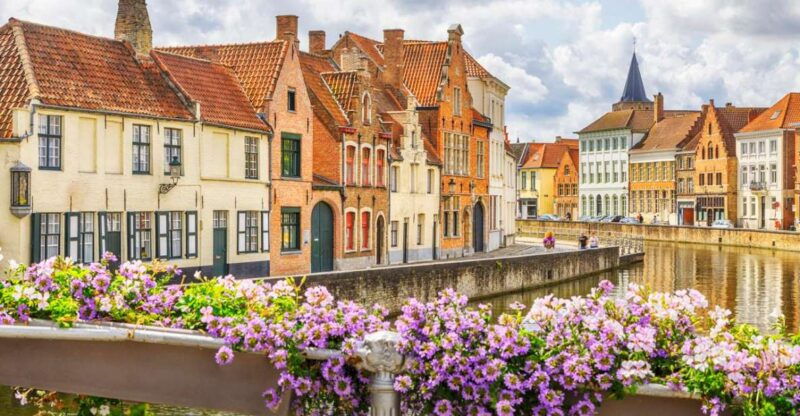 private-guided-tour-of-bruges-iconic-sites-chocolate