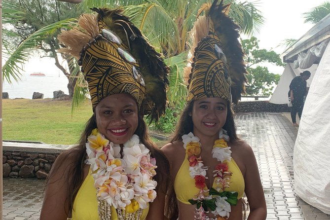 Private Morning Moorea 4WD Tour with Champagne - The Champagne Toast & Relaxed Finish